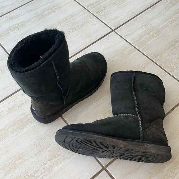 UGG Black Classic Short Size 7 - Picture 4 of 10